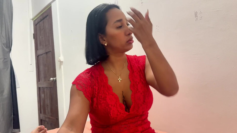 Leyne Rodriguez: Mama vitregă țâțoasă Leyne Rodriguez este blocată și este futută de fiul...
