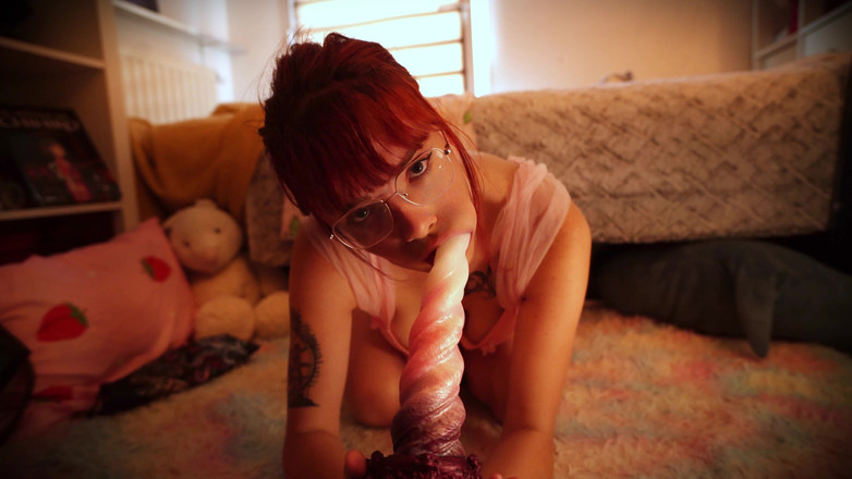 Emmy Angeles: 유니콘 혼 딜도로 후장을 빨아주는 트랜스 소녀