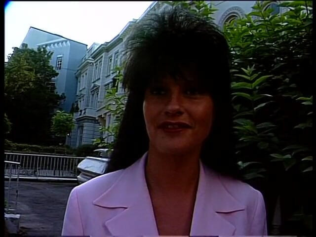 Lucky Cooch: Brunetka milf dělá své prohlášení