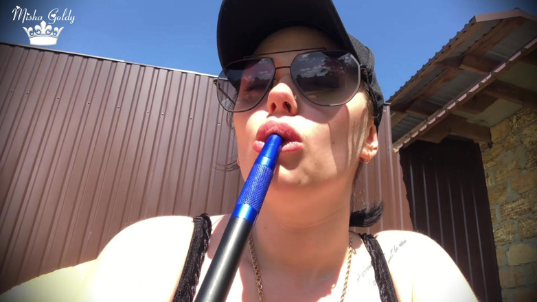 Goddess Misha Goldy: Hookah hút thuốc ngoài trời &amp; môi to trêu chọc