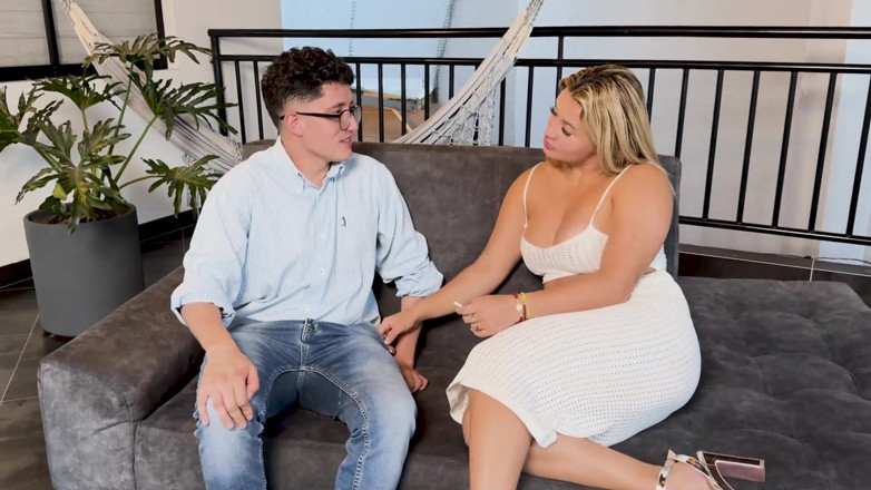 KerentSleen: Mama vitregă matură sexy cu țâțe mari își fute fiul vitreg pentru...