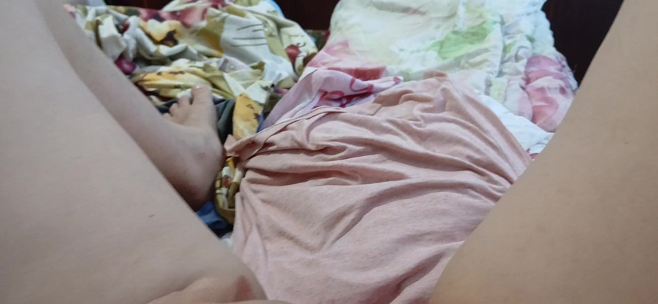 Lesbian-illusion: 毛むくじゃらのパイパンマンコを交互に舐め回す