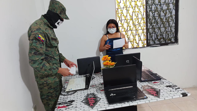 NEGRITA SEXY: Askar Melawat Kedai Komputer Dan Mengongkek Pekerja