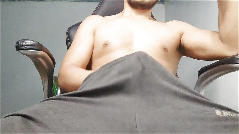 Hornyboy2058: Прямий чоловік уявно дивиться на смачну дупу, а потім мастурбує