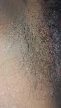 보지를 클로즈업하고 신음하며 울어
