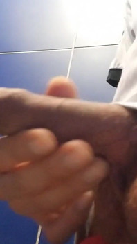 Gay Twink Pisses Pee, masturbuje się penisem i wytryskuje spermę w toalecie