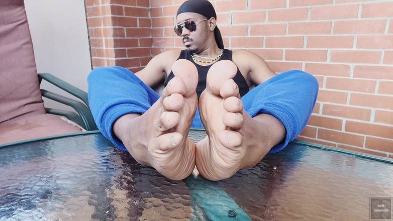 Soft Soleman: 我在健身房后让脚呼吸 （2025）