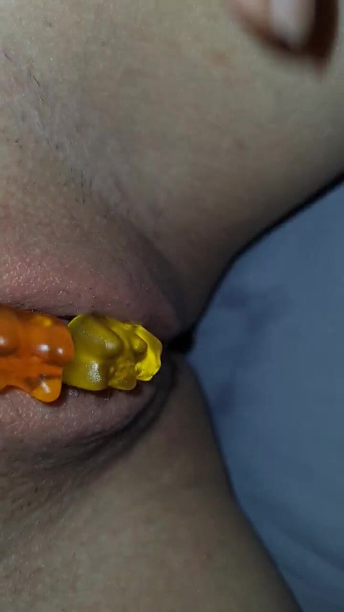 Ana Liz: Süße Muschi, Gummibonbons, Lippenstift..