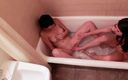 Tight little babes: Zaprasza swoją najlepszą przyjaciółkę na seks pod prysznicem
