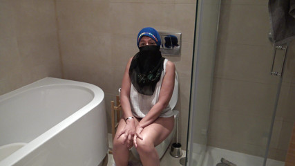 Souzan Halabi: Syrian Wife in Germany Shows Stepson How Women Pee