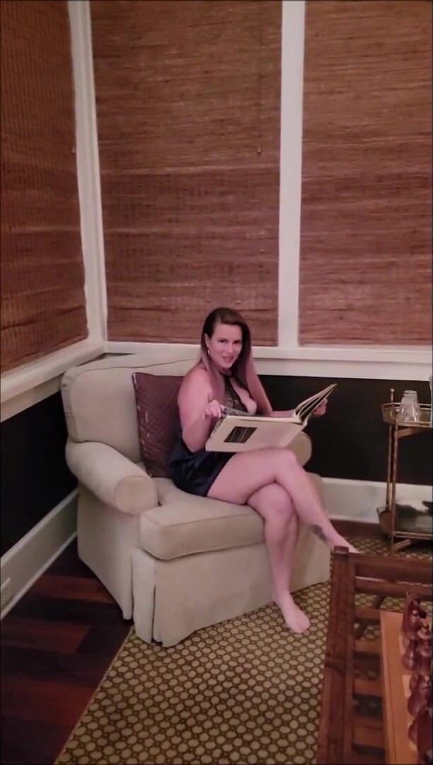 Nikki Nevada: ¿Te gusta mirarme? Déjame darles un verdadero espectáculo!