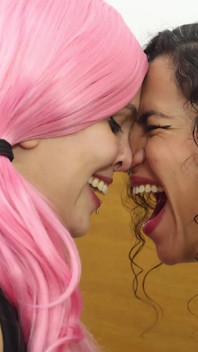 Mibby y Qween en una intensa batalla de nariz