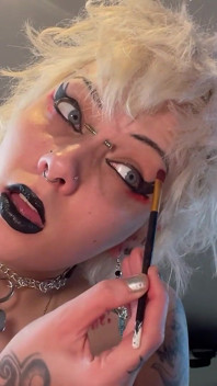 Gótica menina Glitterqueen1999 ignora você enquanto ela aplica sua maquiagem, batom preto, batom fetiche ignorar fetiche, humilhação