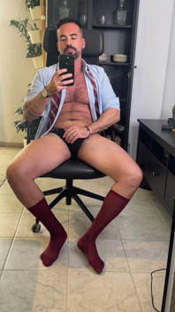 Je me masturbe devant le miroir