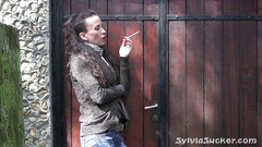 Sylvia Chrystall: Neodolatelně sexy Sylvia má cigaretu venku