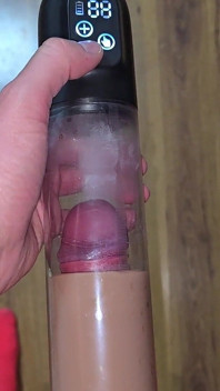 Bombeando La Polla Con Una Bomba De Vacío Llena De Semen Después De Correrse