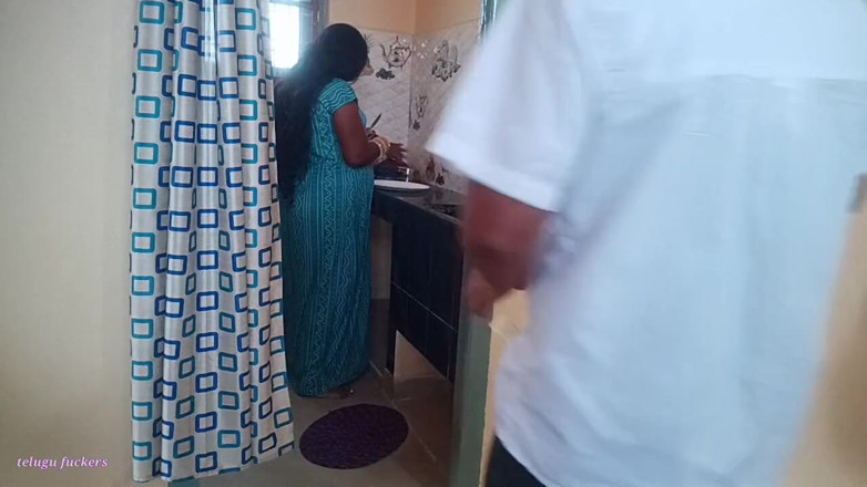 Telugu-fuckers: デジインドの大きなおっぱいテルグ語継母は、料理中にキッチンで義理の息子に犯されました