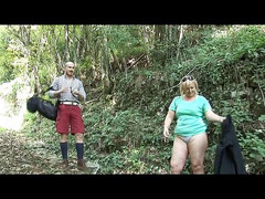 Milf in Love: Blonďatá zralá ošukaná mladým ptákem v lese