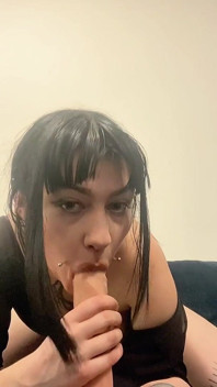 Una ragazza bella e appassionata mostra come sa succhiare e lavorare con la sua dolce bocca, ingoiando un profondo cazzo di gomma!