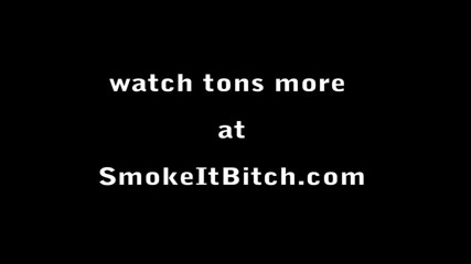 Smoke it bitch: セクシーなブロンドの成熟した喫煙彼女のタバコの上でソファ
