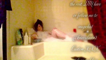Keirra and Leo: Une BBW sexy fume dans la baignoire