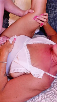 MAMĂ SEXY ÎI OFERĂ BĂRBATULUI EI UN FUTAI SURPRIZĂ