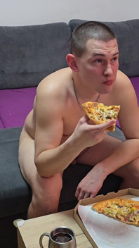 Comiendo Mi Pizza Favorita Y Viendo Una Despedida De Soltera En La Televisión Completamente Desnuda