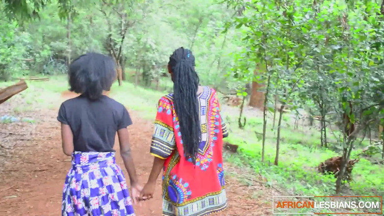 African Lesbians: 素人アフリカ黒檀レズビアンがマンコを喰らって潮吹き!