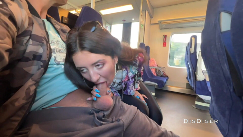 Dis Diger: Uma garota estranha se masturbava e me chupava no trem