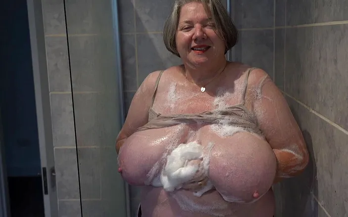 Chris44G: Chris44g - Showertime fun