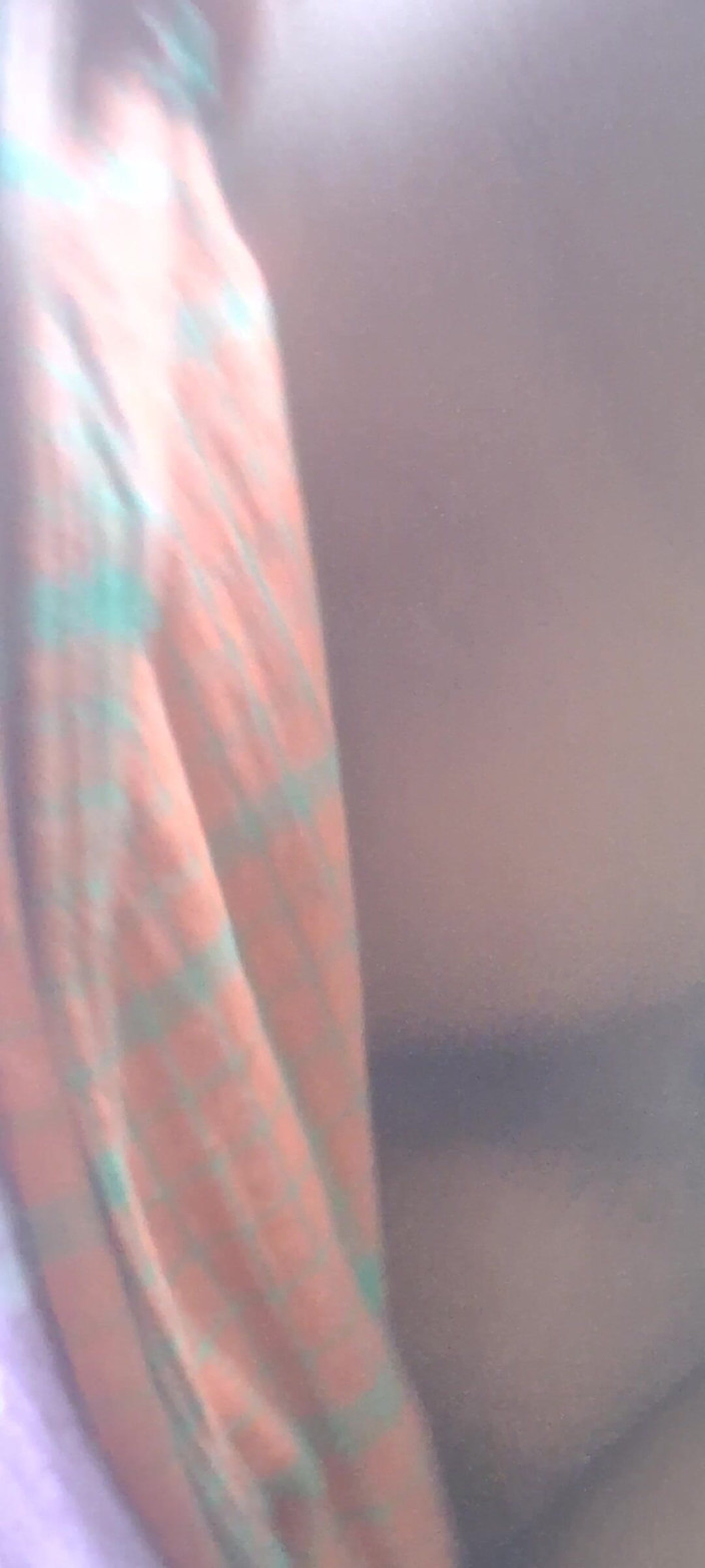 Localsexlove011: Desi Assam Bhabi Ukazuje chlupatá prsa a prstění