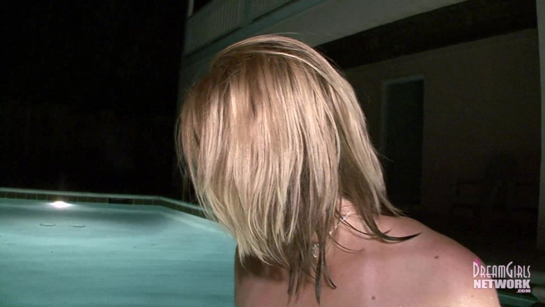Dream Girls: 18 anni troia tettona si sditalina la figa a bordo...