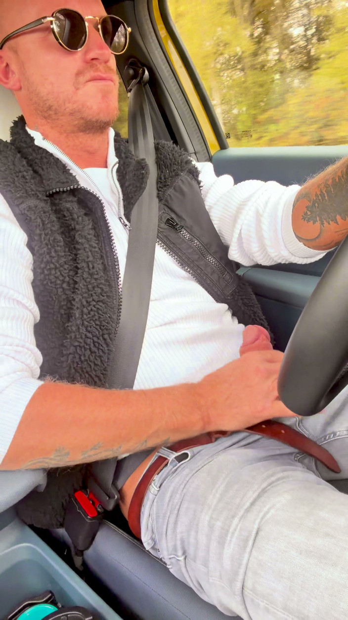 mekcho92000: Caldo in autostrada e masturbazione nel bagno pubblico
