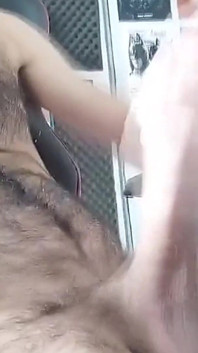 Vsedě masturbuje můj obří chlupatý penis