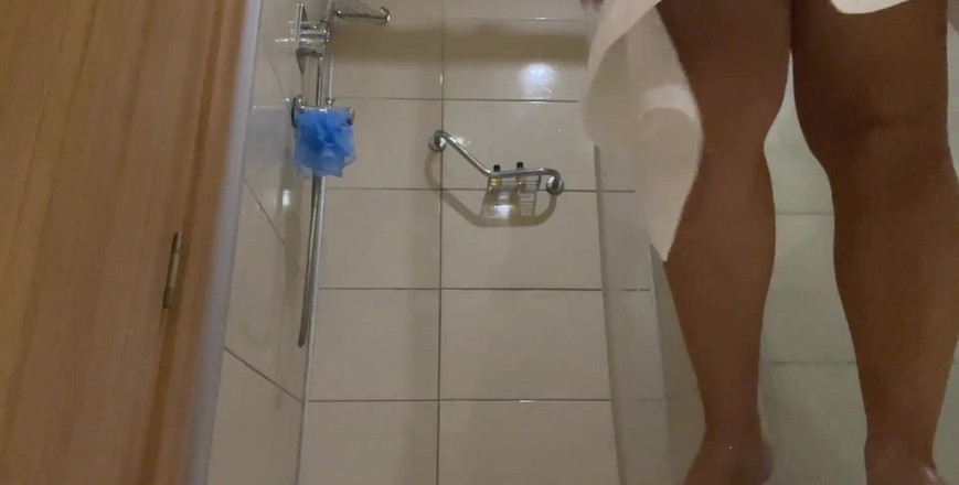 Lux Eva: Tante seksi lagi asik bersenang-senang di kamar mandi!