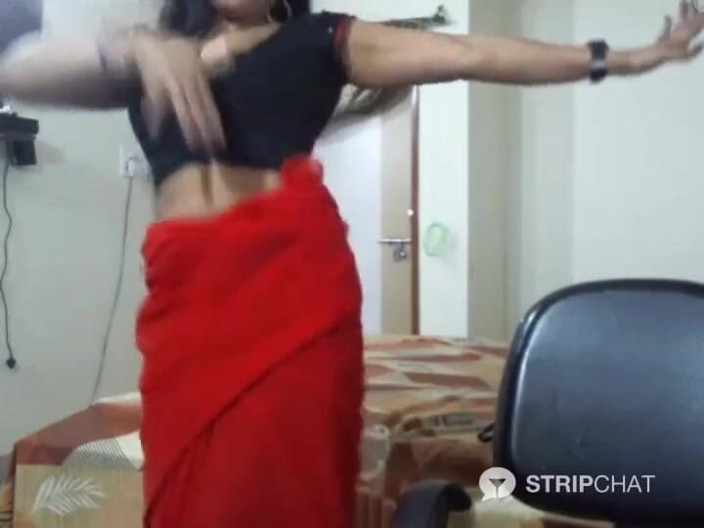 Indiandesiriya: Une bhabhi desi danse à demi nue torride dans un style...
