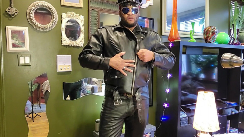 Kennie Jai: Kennie Jai wichst in Leder und kommt riesig für dich!!