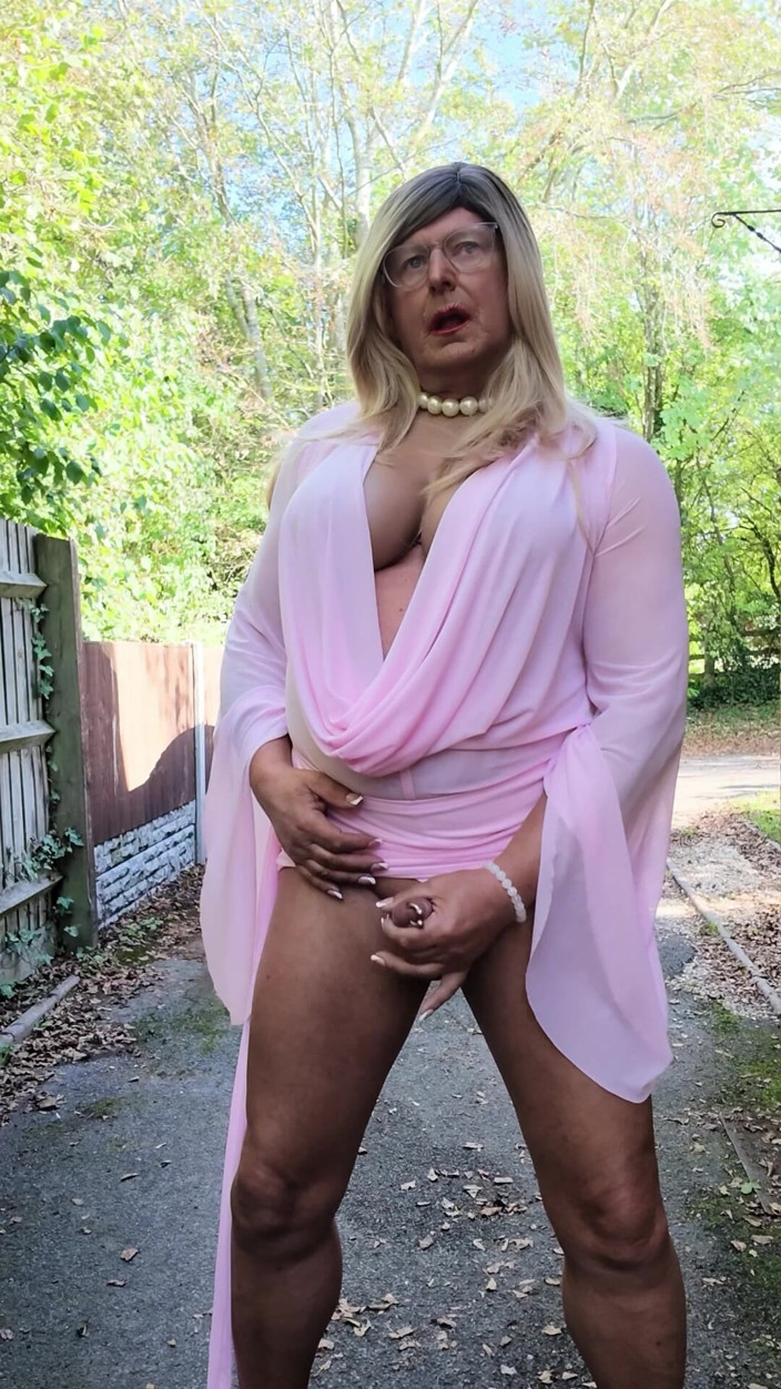 Kellycd2022: Sexy Crossdresser Kellycd2022 em My Sexy Pink Outfit and Heels