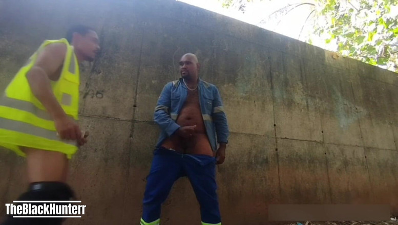 TheBlacKHunterr: Doi muncitori în spatele zidului de serviciu