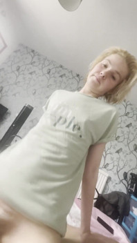 Blond dziewczyna jedzie mojego kutasa
