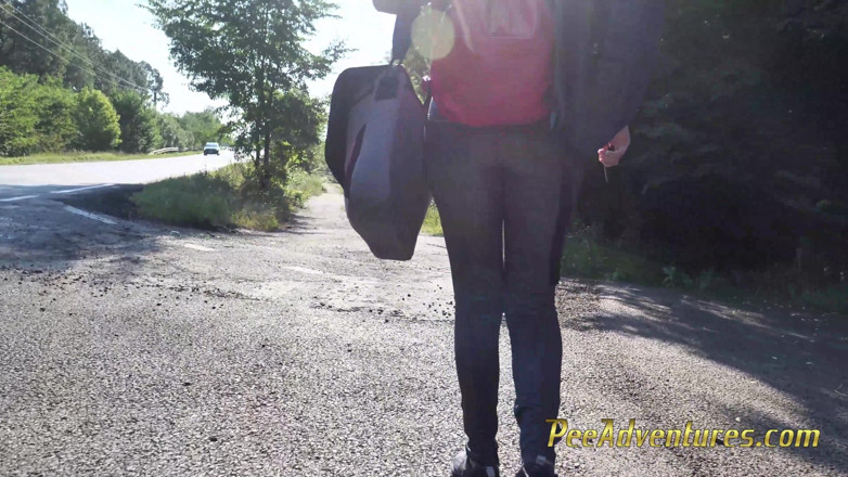 Pee Adventures: Czeka na ulicy na swojego chłopaka z pełnym pęcherzem