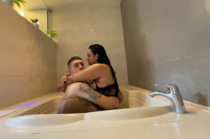 Monozion: Vídeo Real de Casal Colombiano na Banheira