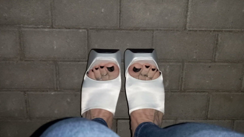 Heelex: Crossdresser dengan kaki yang cantik dalam kasut tumit tinggi wedge...