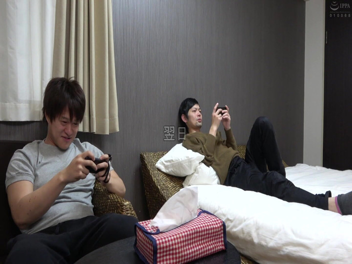 Vulture: 継息子はひざまずき、継母に尋ねた。継母は夫よりも彼のペニスの処女を好んでいた