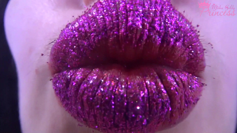 Goddess Misha Goldy: Glittery paarse lippenstift plaagt