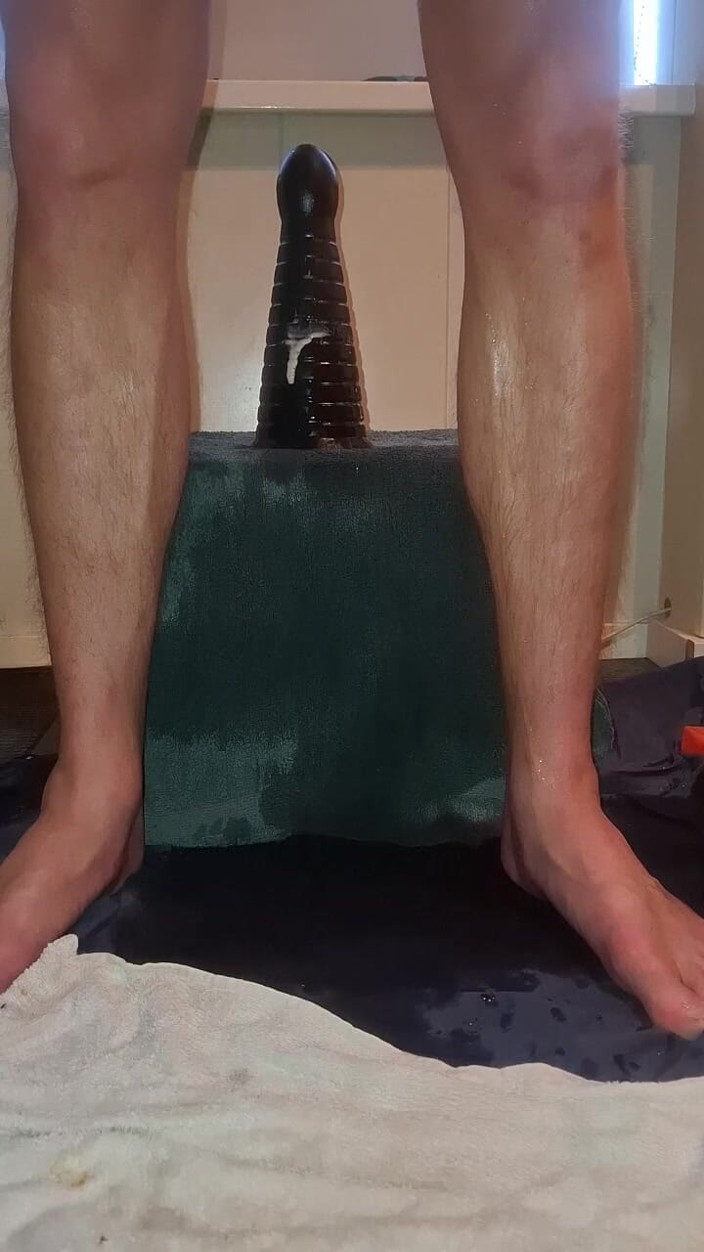 NoFace Twink X: Solo gay twink - piramid dildo-rit