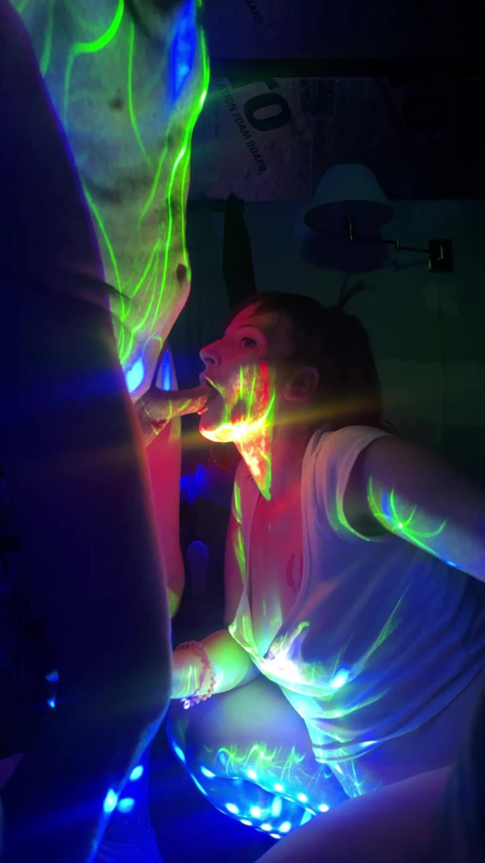 Kinky Thots: Rave si cewek nakal dengan kaki jenjang di ranjang