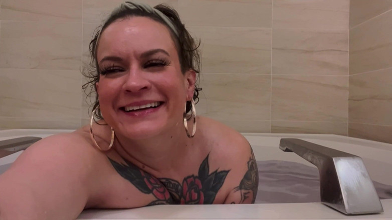 Quinn Marie: 纹身的大屁股白人美女在浴缸和阴道里玩耍