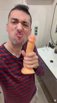 Seksowny ojczym ujeżdża dildo