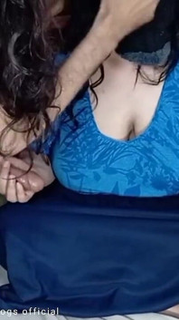 Soție indiancă desi dolofană dând o labă vecinului meu și își apucă sânii mari în timpul show-ului în direct webcam